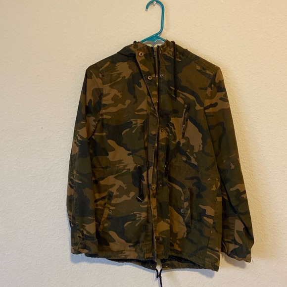 Size medium camo, lightweight jacket - Picture 1 of 4